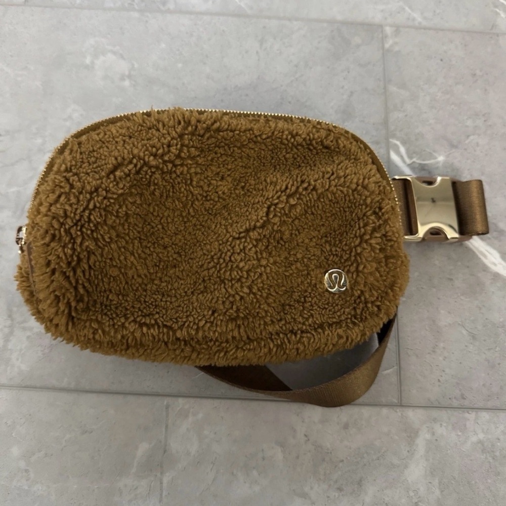 Lululemon Everywhere Fleece Crossbody Bag